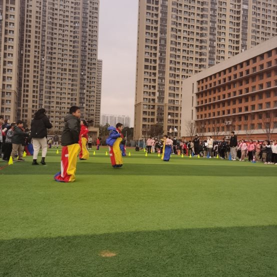 图片包含 草, 户外, 建筑, 一群&#xA;&#xA;描述已自动生成