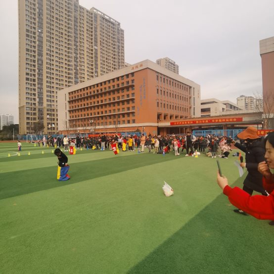 图片包含 草, 户外, 建筑, 体育&#xA;&#xA;描述已自动生成