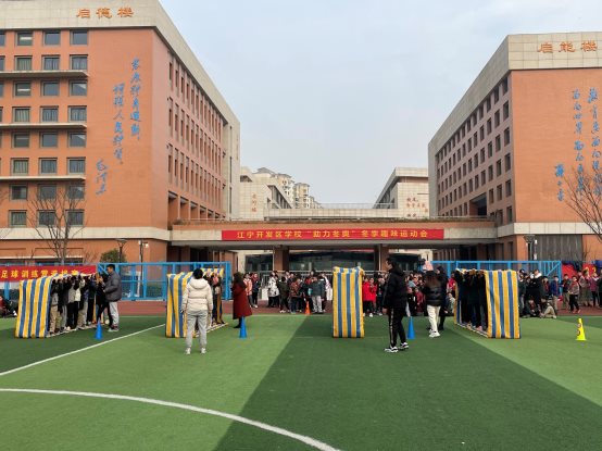 图片包含 建筑, 户外, 草, 人们&#xA;&#xA;描述已自动生成