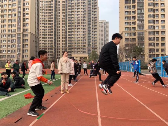 图片包含 建筑, 户外, 人, 运动&#xA;&#xA;描述已自动生成