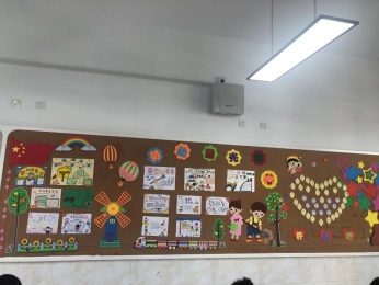 墙上贴着许多海报&#xA;&#xA;描述已自动生成