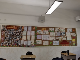 房间的摆设布局&#xA;&#xA;中度可信度描述已自动生成