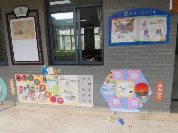 墙上有许多涂鸦&#xA;&#xA;中度可信度描述已自动生成