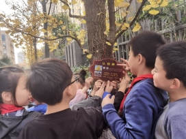 一群人正在打电话&#xA;&#xA;描述已自动生成