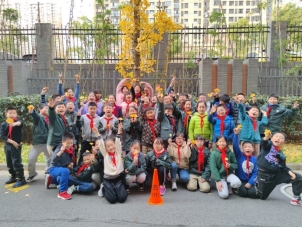 一群穿制服的小孩&#xA;&#xA;中度可信度描述已自动生成