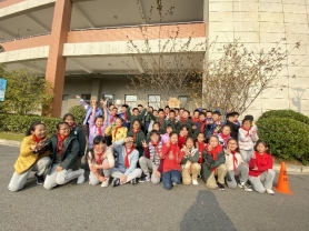 图片包含 建筑, 户外, 人, 一群&#xA;&#xA;描述已自动生成
