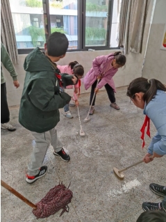 一群小孩正在玩耍&#xA;&#xA;中度可信度描述已自动生成