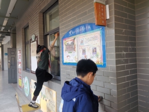 墙上的人&#xA;&#xA;中度可信度描述已自动生成