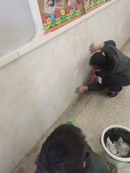 猫站在地上的小孩&#xA;&#xA;低可信度描述已自动生成