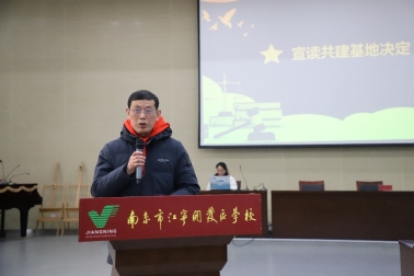 男人和女人在电视前&#xA;&#xA;中度可信度描述已自动生成