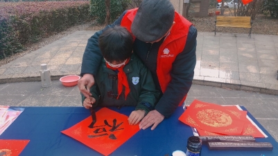 图片包含 户外, 男孩, 小孩, 小&#xA;&#xA;描述已自动生成