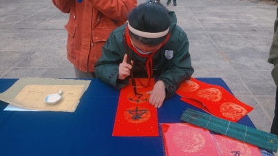 穿着蓝色衣服的小孩&#xA;&#xA;中度可信度描述已自动生成