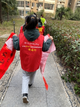小孩站在街道上&#xA;&#xA;描述已自动生成