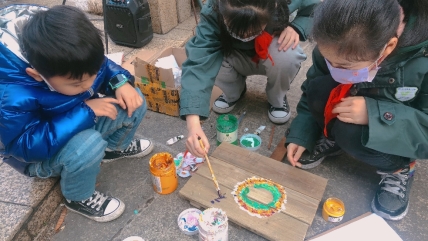 桌子上有几个小孩&#xA;&#xA;低可信度描述已自动生成