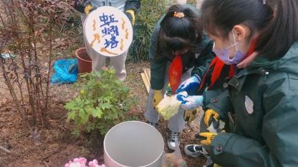 小孩手里拿着玩具&#xA;&#xA;低可信度描述已自动生成