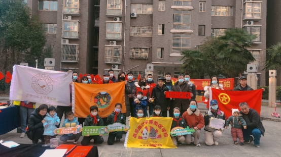 街道上有许多玩具&#xA;&#xA;低可信度描述已自动生成