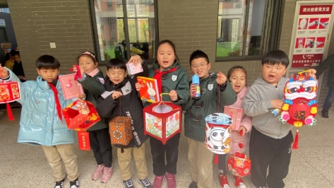 小孩们站在一起&#xA;&#xA;描述已自动生成