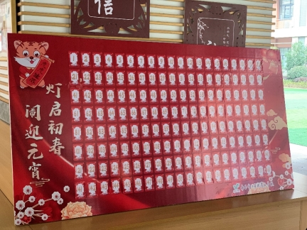桌子上放了不同类型的书本&#xA;&#xA;低可信度描述已自动生成