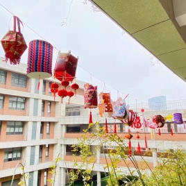 桌子上放满了不同类型的建筑&#xA;&#xA;低可信度描述已自动生成