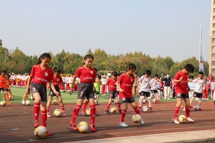 一群小孩正在踢足球&#xA;&#xA;描述已自动生成