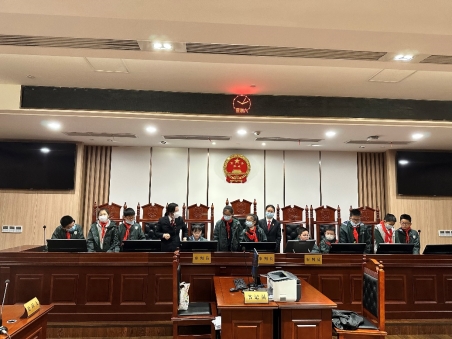 人们在看台上的人在房间里&#xA;&#xA;中度可信度描述已自动生成