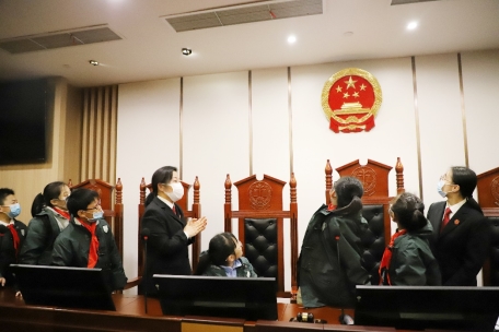 人们在看台上的人在房间里&#xA;&#xA;描述已自动生成