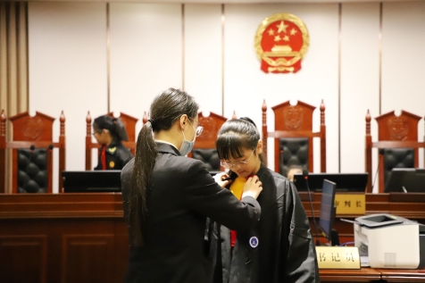 男人站在厨房里&#xA;&#xA;中度可信度描述已自动生成