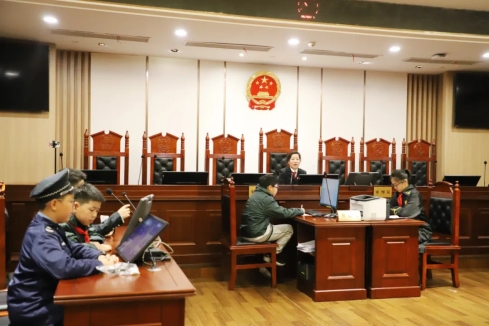 房间里的沙发和电视&#xA;&#xA;中度可信度描述已自动生成