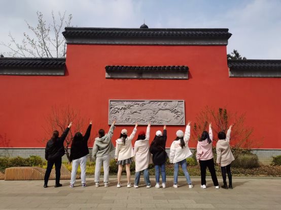 一群人站在建筑前&#xA;&#xA;描述已自动生成