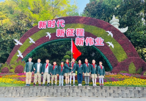 树林前的花园里有一群人&#xA;&#xA;中度可信度描述已自动生成