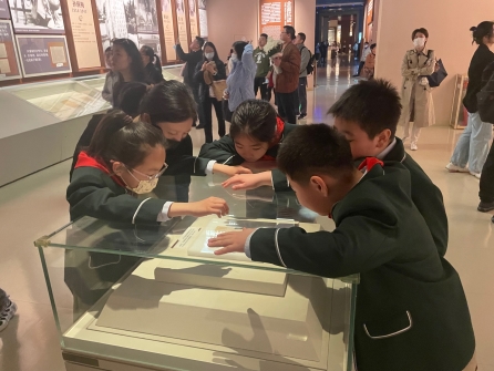 一群人在桌子前&#xA;&#xA;中度可信度描述已自动生成