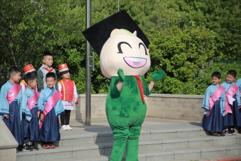 图片包含 户外, 人, 女人, 人们&#xA;&#xA;描述已自动生成