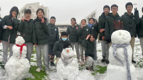 一群人站在雪地上合影&#xA;&#xA;描述已自动生成