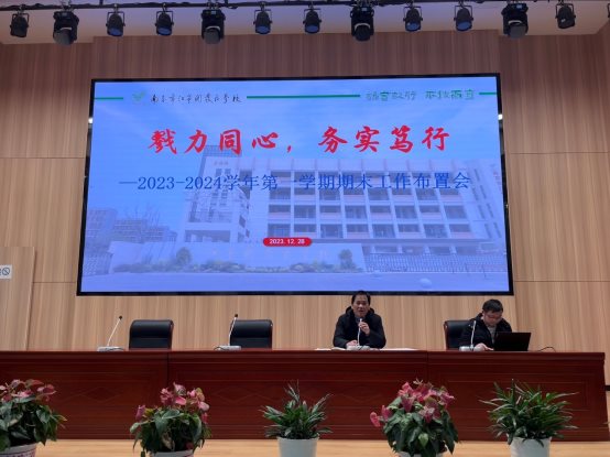 图片包含 室内, 桌子, 房间, 活&#xA;&#xA;描述已自动生成
