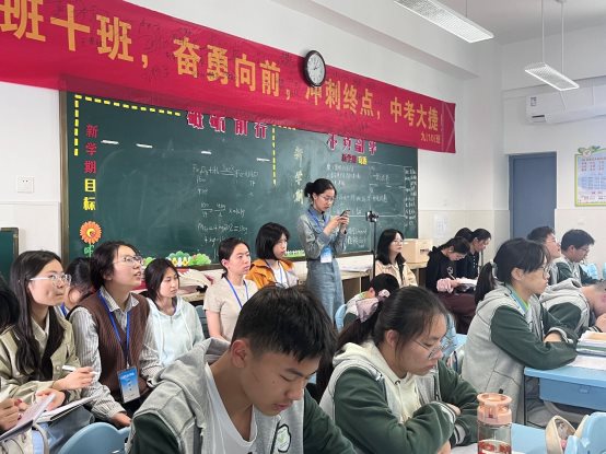 一群人在餐厅里&#xA;&#xA;描述已自动生成
