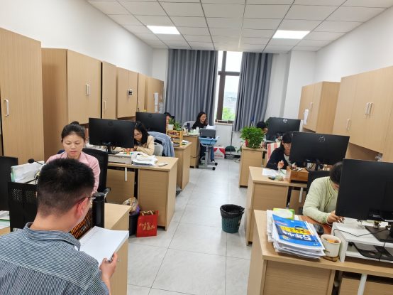 桌子上有许多人在房间里&#xA;&#xA;描述已自动生成