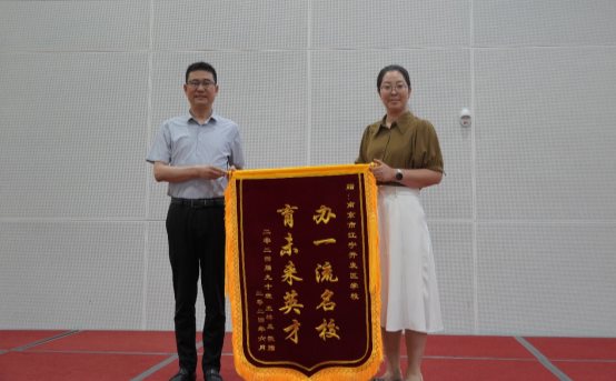 图片包含 建筑, 男人, 球拍, 院子&#xA;&#xA;描述已自动生成