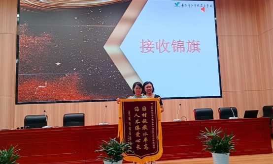 图片包含 室内, 桌子, 建筑, 活&#xA;&#xA;描述已自动生成