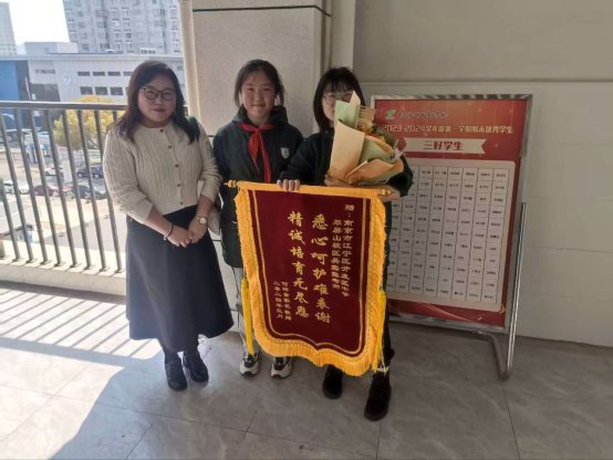 图片包含 人, 室内, 桌子, 男人&#xA;&#xA;描述已自动生成
