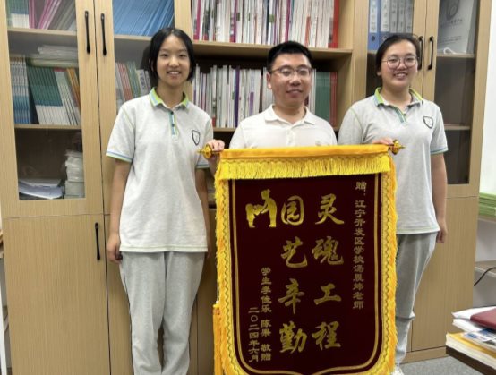 图片包含 室内, 人, 站, 前&#xA;&#xA;描述已自动生成
