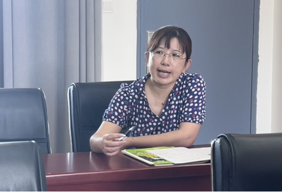 女人坐在桌子前&#xA;&#xA;低可信度描述已自动生成