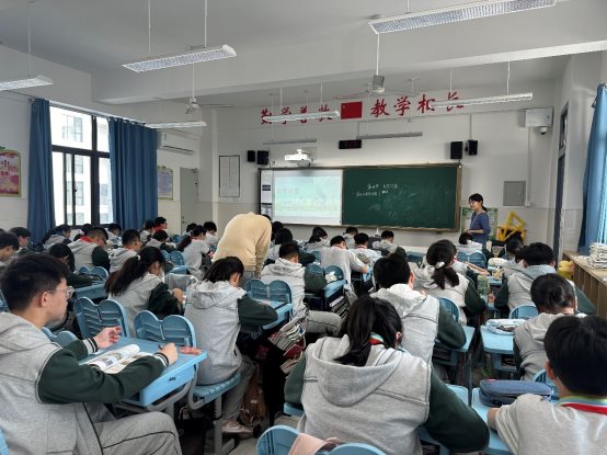 会议室里的人们&#xA;&#xA;描述已自动生成