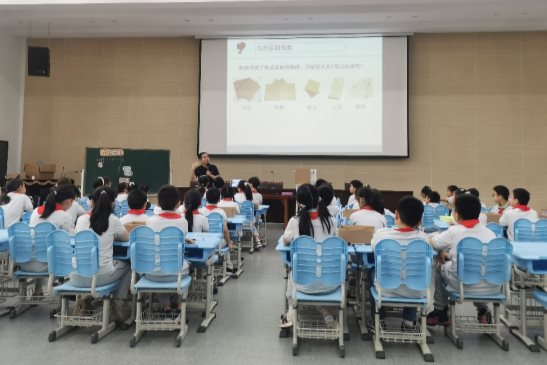 一群人站在餐厅里

中度可信度描述已自动生成